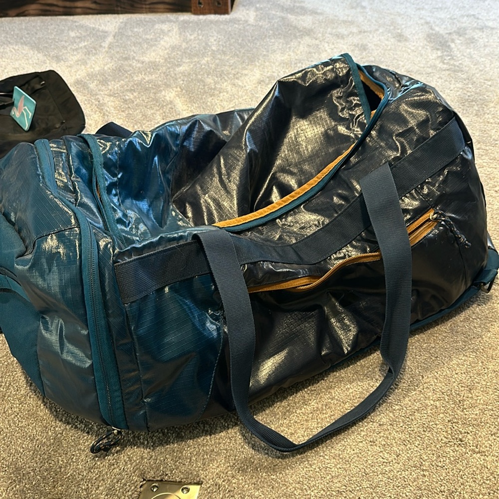 Huge duffle bag that converts to backpack